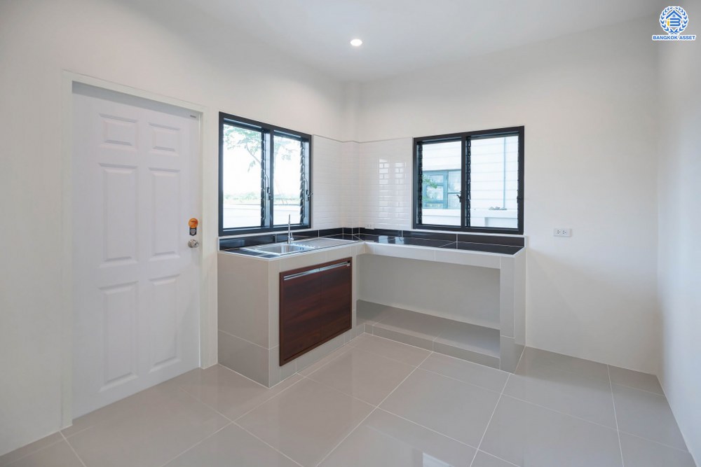 บ้านมือสองตกแต่งใหม่ โครงการ ดิเอมเมอรัลด์การ์เด้น ทวีวัฒนา เนื้อที่ 80 ตร.ว. ฟังก์ชัน 4 ห้องนอน 3 ห้องน้ำ จอดรถได้ 2 คัน บนทำเลศักยภาพเชื่อมต่อหลายเส้นทาง ทั้ง ถนนทวีวัฒนา, ถนนพุทธมณฑลสาย4, ถนนบรมราชชนนี ใกล้เซ็นทรัลปิ่นเกล้า และมหาวิทยาลัยมหิดล